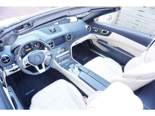 ポーセレンカラーのインテリアは大変上品な空間を提供します。ボディカラーのダイヤモンドホワイトとも相性が良く、内外装どちらもホワイトの個体は通常のSLを含めても非常に稀少な仕様でございます。