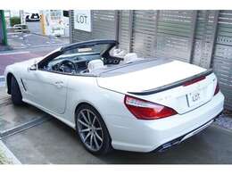 オープン時も風の巻き込みが最小限となるよう設計がなされております。遠出やドライブ、デートや日常のちょっとした運転、それら全てを“移動”ではなく五感で愉しむ“体験”へと変えてくれるお車です。