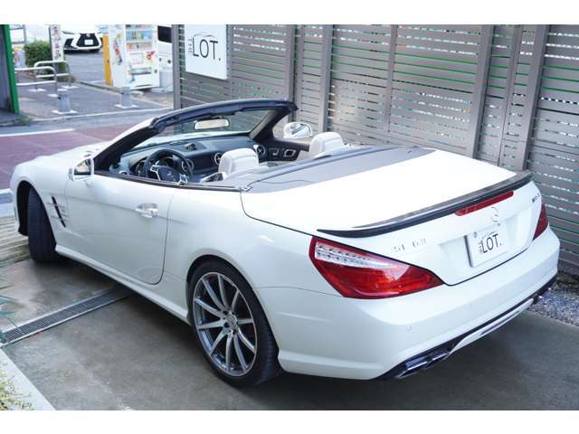 オープン時も風の巻き込みが最小限となるよう設計がなされております。遠出やドライブ、デートや日常のちょっとした運転、それら全てを“移動”ではなく五感で愉しむ“体験”へと変えてくれるお車です。