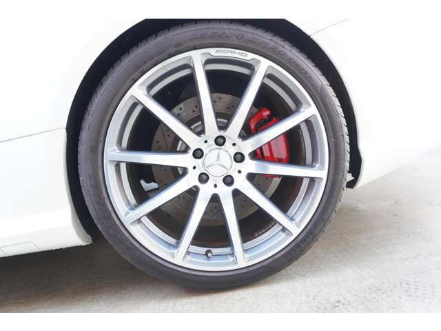 リアは20インチでございます。