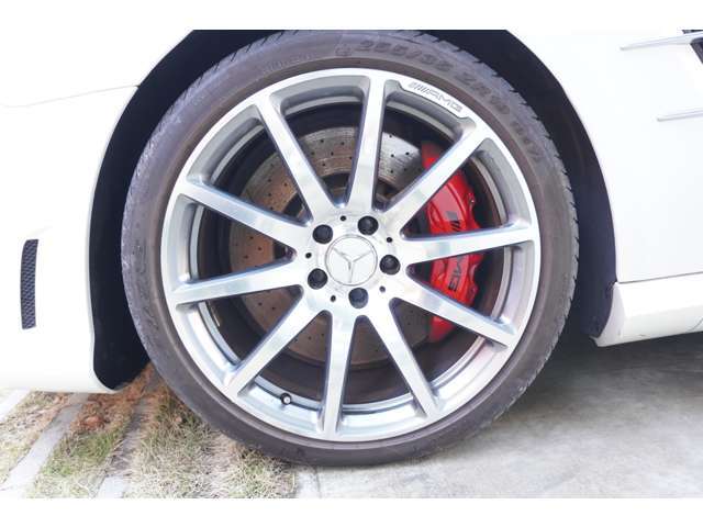 AMGパフォーマンスパッケージ専用のマルチスポーク鍛造アルミホイールです。フロントは19インチでございます。