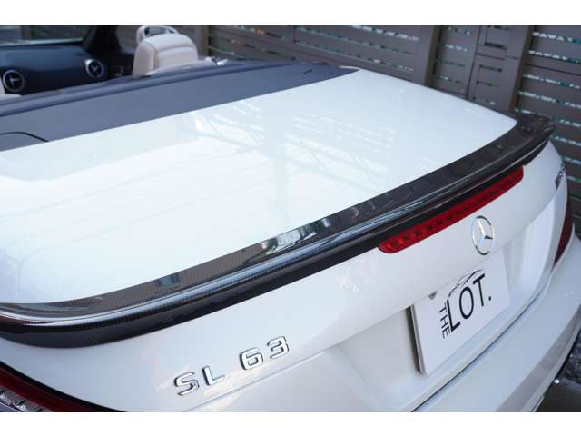 AMGパフォーマンスパッケージを装着するとAMGカーボンファイバートランクリッドスポイラーリップが装備されます。広範囲に亘るパーツですので、素材がカーボンになるとかなり目を惹きます。