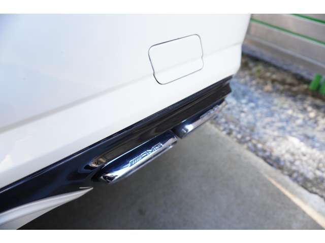 AMGスポーツエグゾーストシステムはコールドスタート時から高揚させるサウンドを響かせます。音域や音量は心地がよく、踏み込んだ際には暴力的な加速力とともに迫力あるサウンドを奏でてくれます。