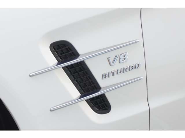 SL63にはAMGの証である専用エンブレムがセットされます。