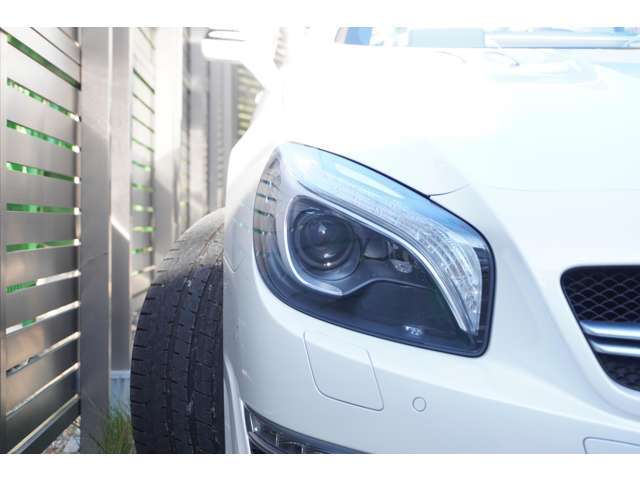 インテリジェントライトシステムを採用しているヘッドライトは、走行状況や天候、交通状況に応じて、複数の照射パターンを自動で切り替えて最適な視界を確保をしてくれるという非常に賢いライトでございます。