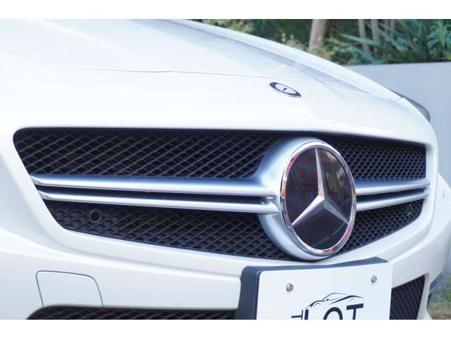 ディストロニックを備えたスリーポインテッドスターのAMG専用グリルは存在感があります。