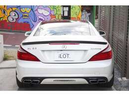 ハードトップですのでクローズ時もシルエットを損なうことなく綺麗にラインを描きます。左右2本出しのAMGスポーツエグゾーストとカーボントランクスポイラーが通常のSLや63とは違うことが一目で確認できます。