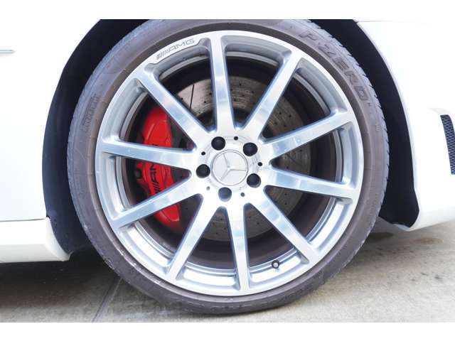 AMG強化ブレーキシステムは超高速域からも車両を制止する強大なストッピングパワーを誇ります。