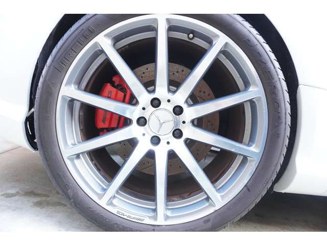 ダイヤモンドカット仕上げのホイールにAMGレッドブレーキキャリパーの差し色は足元をスポーティに演出しております。