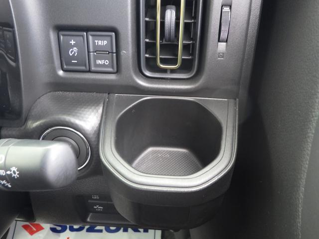 運転席のすぐそばにドリンクホルダーも装備！