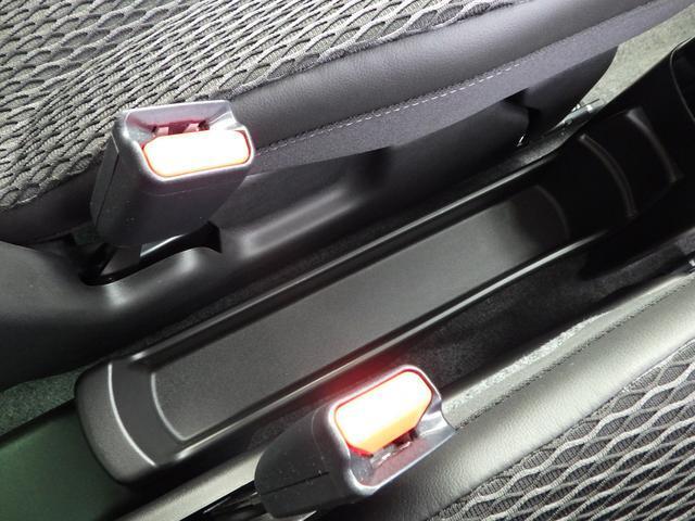 運転席からも助手席からも手が届く位置に収納をご用意。