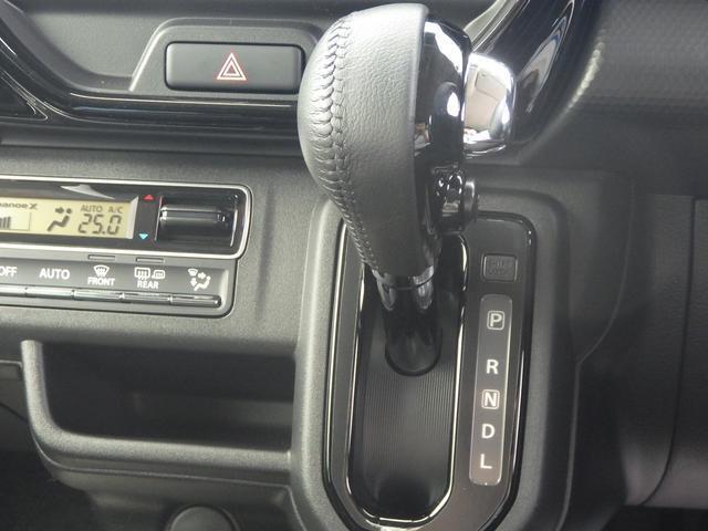 運転席に程よく近い場所にシフトレバーがございます。レバーの位置も確認しやすいです。