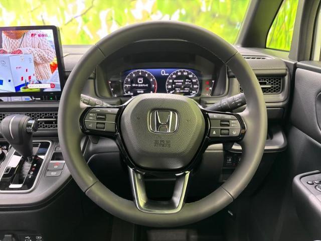 WECARSの展示場では実際に見て、触ってお車をお選びいただけます！知識の豊富な営業スタッフが様々なカーライフをご提案いたします！