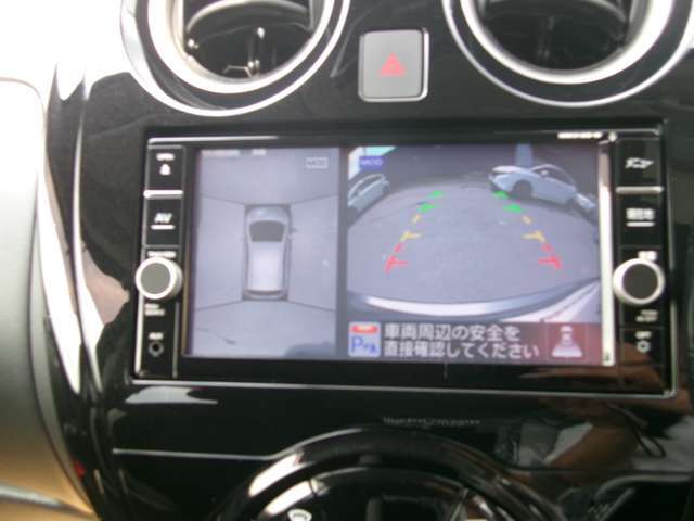 まるで上空から見下ろしているような感じで駐車が楽にできるインテリジェントアラウンドビューモニター！幅寄せが苦手な方でもサイドビューで確認することができますよ♪