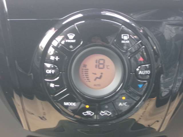 快適オートエアコン付♪設定温度をキープし車内を快適な温度に保ちます♪