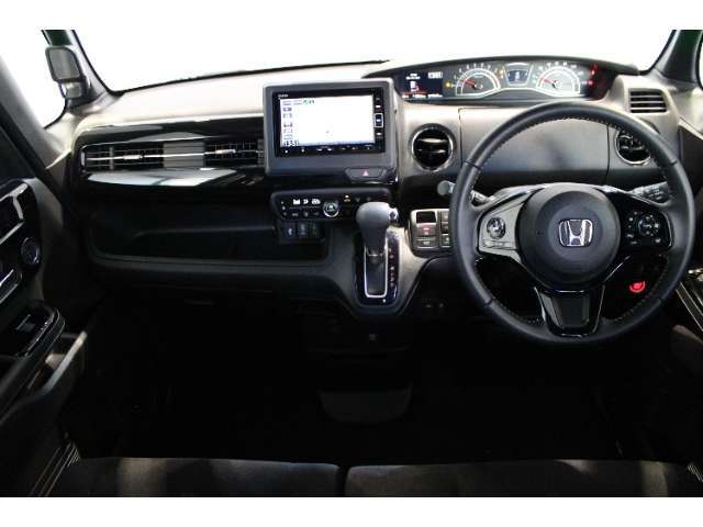 操作性に優れた運転席となります！座り心地もよく視認性も良好なのでロングドライブもお任せ下さい！
