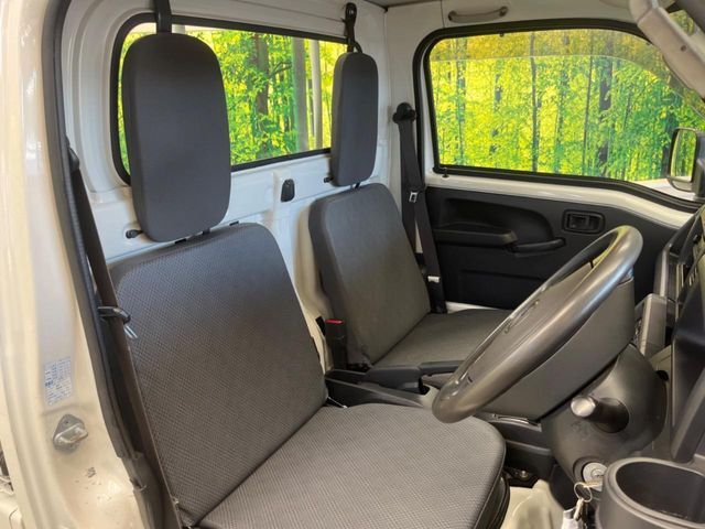 運転席まわりには十分なスペースがあり、大柄な方でもゆったり運転していただける環境です。