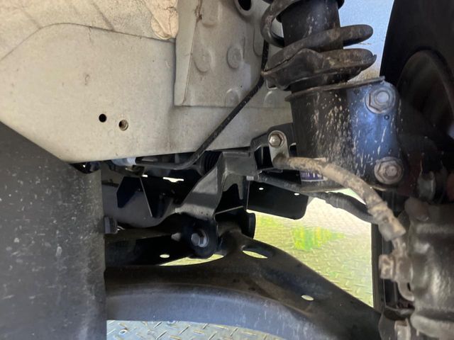 お車を安心してお乗りいただく為には、足回りの定期点検が欠かせません。サービスサポート（有償保証）では無料点検もご提供しており、安心のカーライフをお過ごしいただけるサポート体制が整っています。