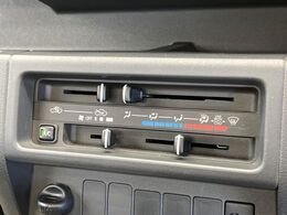 寒い冬も暑い夏も全席に快適な空調を届けてくれる、ダイヤル式エアコンを装備♪