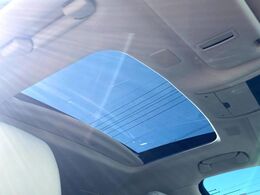 【ムーンルーフ】開放感たっぷりの希少装備、ムーンルーフが装着されています！車内に明かりを取り入れたり景色を楽しむ以外にも、車内の空気も簡単に換気できて快適です！
