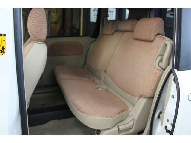 後席は左右分割で畳めます。