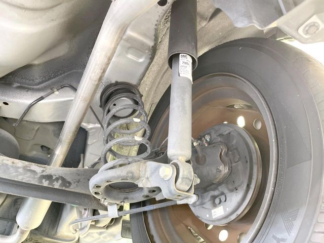 お車を安心してお乗りいただく為には、足回りの定期点検が欠かせません。サービスサポート（有償保証）では無料点検もご提供しており、安心のカーライフをお過ごしいただけるサポート体制が整っています。