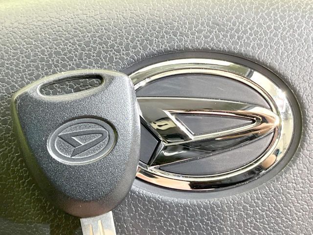 【キーレス】少し離れた場所からでもボタン一つでドアの開錠・施錠ができるのでとっても便利！ドアの鍵穴周りに傷をつけることもありません♪