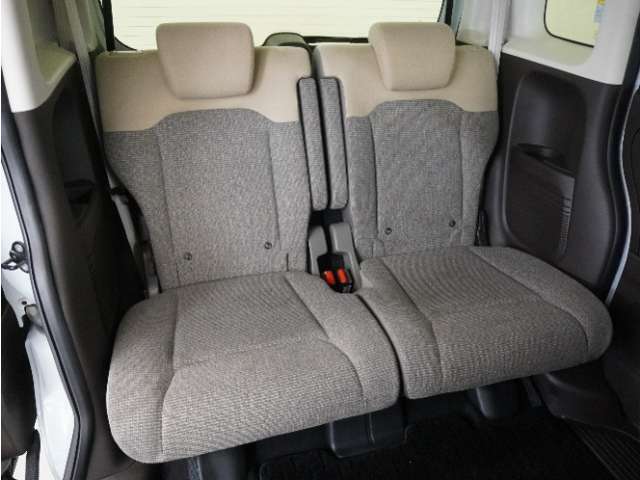 2列目シートは座面がフラットになっており、乗り降りがしやすくなっております。