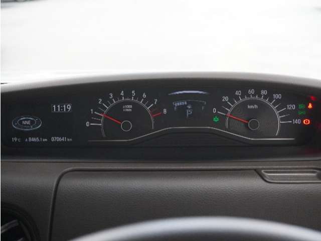 前方の視界を遮らない薄型のアナログメーターと、様々な情報を表示可能なマルチインフォメーションディスプレイで、運転中の確認がしやすく安全運転に役立ちます。