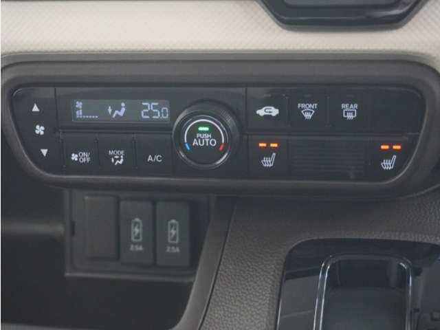 フルオートエアコン搭載で好みの温度に設定するだけで、風量などを自動でコントロール！快適な車内にしてくれます。また体を直接温めてくれるシートヒーターが装備されていますので、冬場はとても快適です。