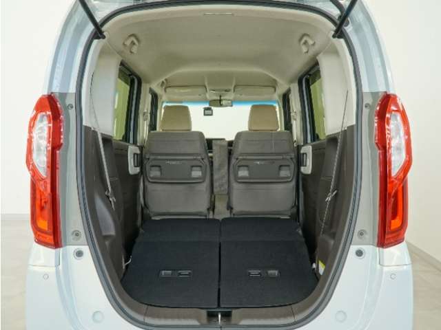 2列目シートを倒すことで、大変広いラゲッジスペースとなります。大きな荷物を積んだりと様々な用途にご利用いただけます。