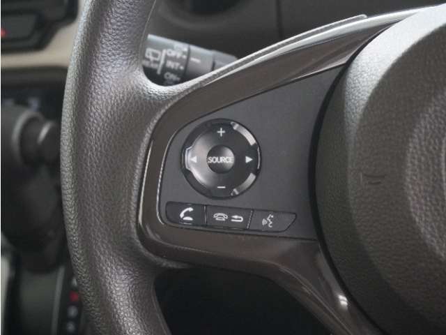 ハンドルにはオーディオ操作用スイッチが付いており、ハンドルから手を放さずにオーディオの操作ができるようになっております。