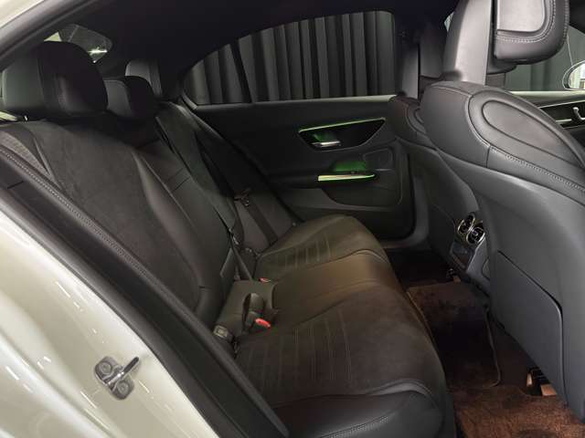 後席も広々と乗れて、長距離移動でもゆったりとお寛ぎいただけます。足元にも余裕があり、大人が巣座っても膝回りに十分なスペースを確保できます。