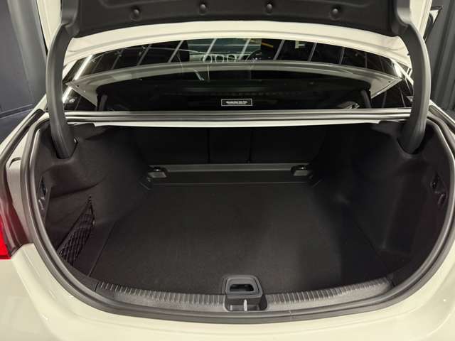 広々としたトランクスペースで、大きな荷物も楽々と載せることが可能です。