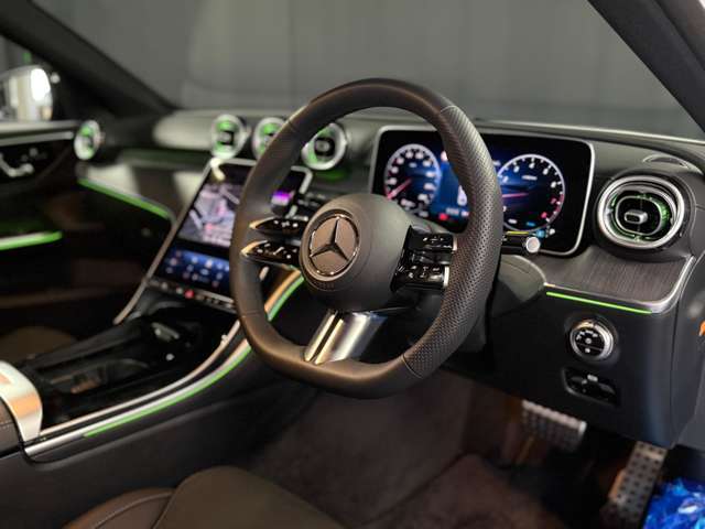 ハンドルのボタンでオーディオ・ナビゲーション・スピードメーターの表示などの操作が可能です。