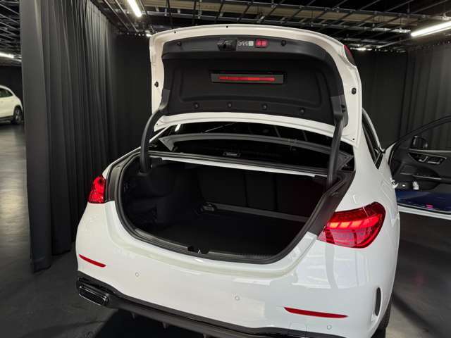 広々としたトランクスペースで、大きな荷物も楽々と載せることが可能です。