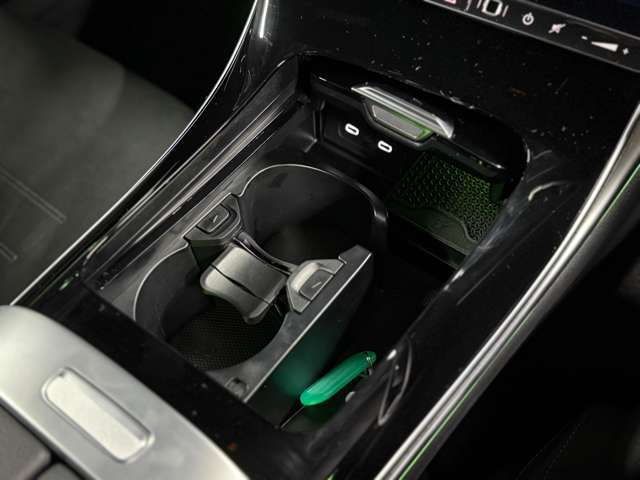 ドリンクホルダーと、タイプCのスポットが装備されています。