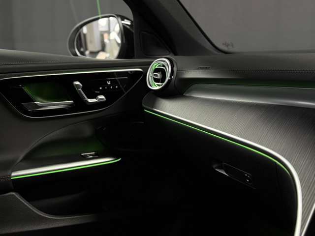 未来を感じるデジタルコックピット、上質素材が織りなす空間。利便性と高性能が融合した、この洗練された室内で、日常から非日常まで快適なドライブを。