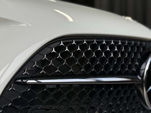 フロントにはメルセデスの新世代デザイン「スターパターングリル」を採用。中央のスリーポインテッドスターを中心に放たれる無数の星が、エレガントな存在感を放ちます。