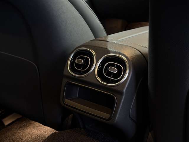 後席にもエアコン吹き出し口が装備されています。