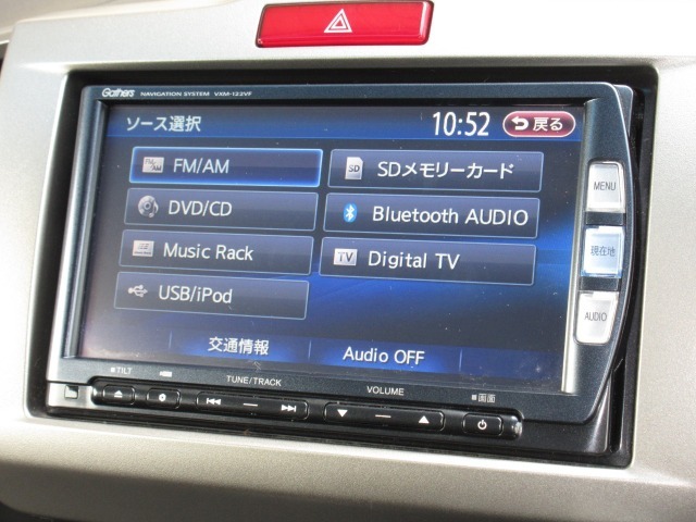 ナビゲーションはギャザズメモリーナビ（VXM-122VF）を装着しております。AM、FM、CD、DVD再生、Bluetooth、音楽録音再生、フルセグTVがご使用いただけます。