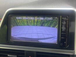 【バックカメラ】駐車時に後方がリアルタイム映像で確認できます。大型商業施設や立体駐車場での駐車時や、夜間のバック時に大活躍！運転スキルに関わらず、今や必須となった装備のひとつです！