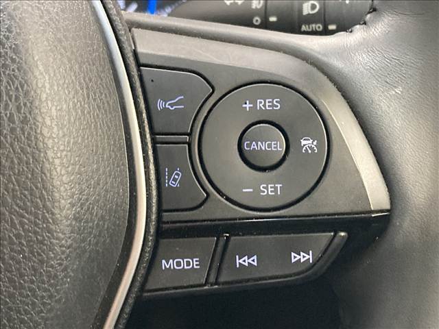 【レーダークルーズコントロール】装備車両です。レーダーやカメラを使って前を走るクルマの状況を検知して速度を調整してくれます。遠距離ドライブの高速道路などでは大活躍で疲労軽減に役立ちます。