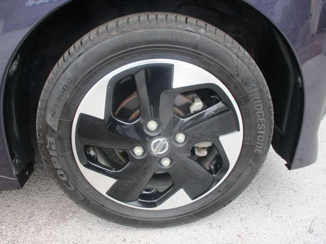 日産純正のアルミホイールが装着されてます。ボディデザインとマッチしておりカッコイイですね。