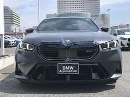 【キドニーグリル】BMWは約90年もの間、ほぼ全ての車両にひと目でBMWだと分かるこの特徴的なフロントグリルが備えられ、デザイン・アイコンとして親しまれてきました。
