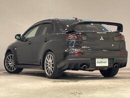 お車を左後ろから見るとこのような感じになります。テールランプやドアバイザー等装備品を確認できます。