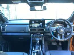 スポーティーでありながら高級感のあるダッシュボード！！