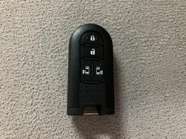 【キーフリーシステム】電子キーをポケットやカバンに入れて携帯しているだけでドアの開け閉めやエンジンのON/OFFが出来ます☆　また、イモビライザー機能も備わっていますので盗難対策もバッチリです☆