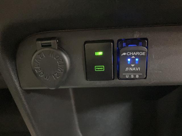 携帯電話の充電やカーナビと連動させ、お気に入りの音楽を車内で聞くことができますよ♪