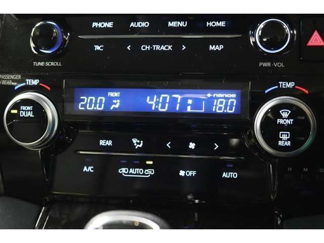 運転席と助手席、それぞれ温度調節ができ、オールシーズン快適なオートエアコンとなっております！